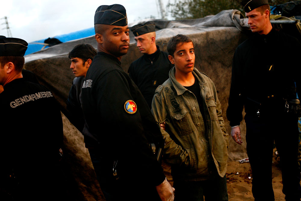 CALAIS, EN ATTENDANT L'ANGLETERRE. Destruction de la Jungle.