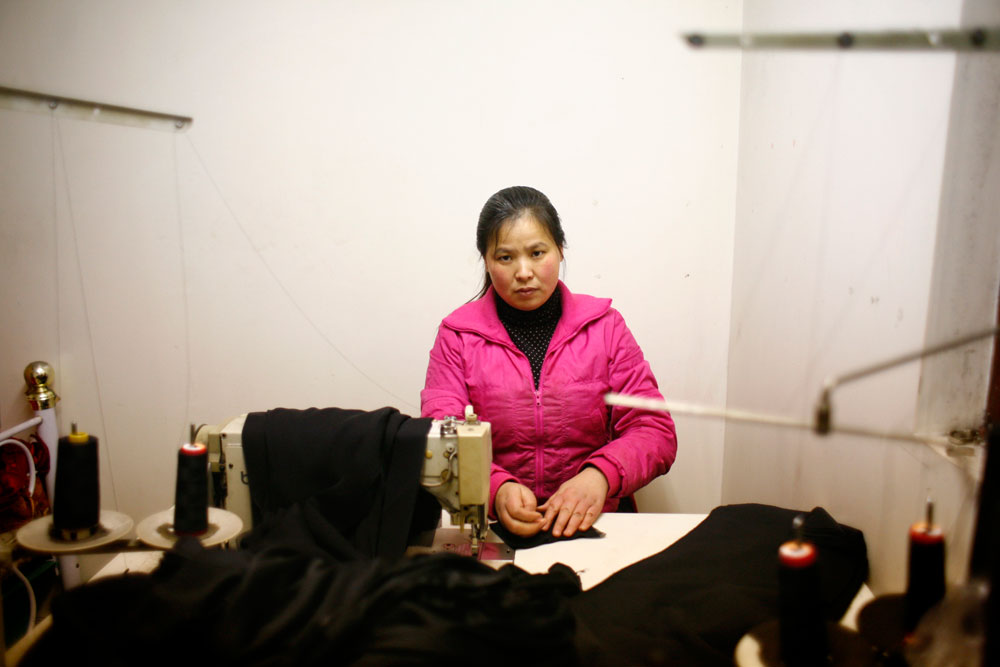 MADE IN FRANCE. Guo Lian Zhou travaille chez elle et coud des vêtements pour de grandes marques françaises.