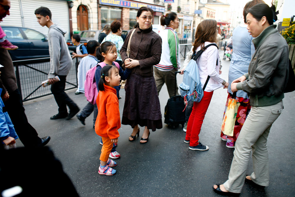 Sortie d'école rue Rampal. Dong Mei est divorcée. Son ex mari vit en Chine avec son fil ainé.