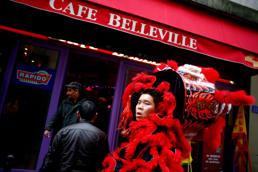 Le défilé dure toute la journée et passe de commerce en commerce. Danses, acrobaties et pétards rythment la nouvelle année. On invoque le Lion Rouge pour la réussite dans les affaires.