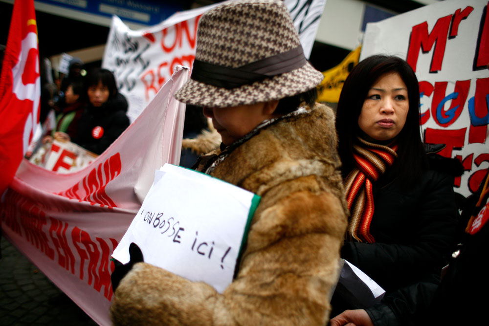 Pan Qicheng manifeste pour les droits des sans papiers.