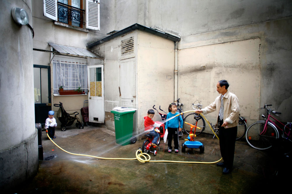 Dans cet immeuble, toutes les familles sont chinoises et vivent comme dans des hutongs. On s'entraide pour garder les enfants, pour trouver du travail. Xin attend des papiers et aussi un logement. Il est diabétique.