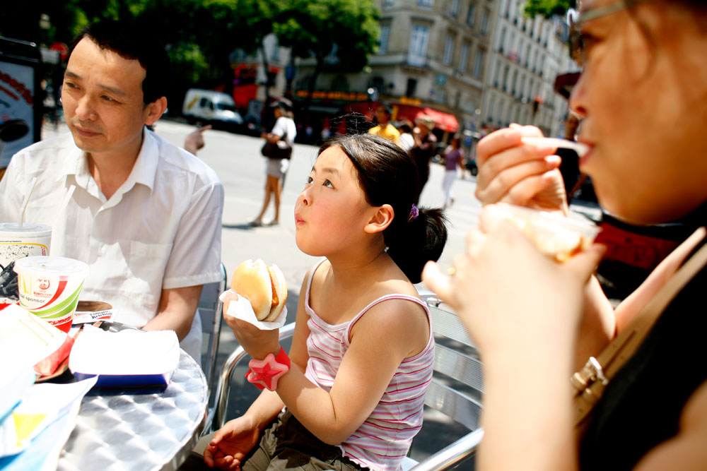 Les plus jeunes n'ont souvent jamais connus la Chine. Nés en France ou arrivés très jeunes, scolarisés, entourés à la fois de leur famille et de leur réseau scolaire, ils ont du mal à trouver une place et une identité.