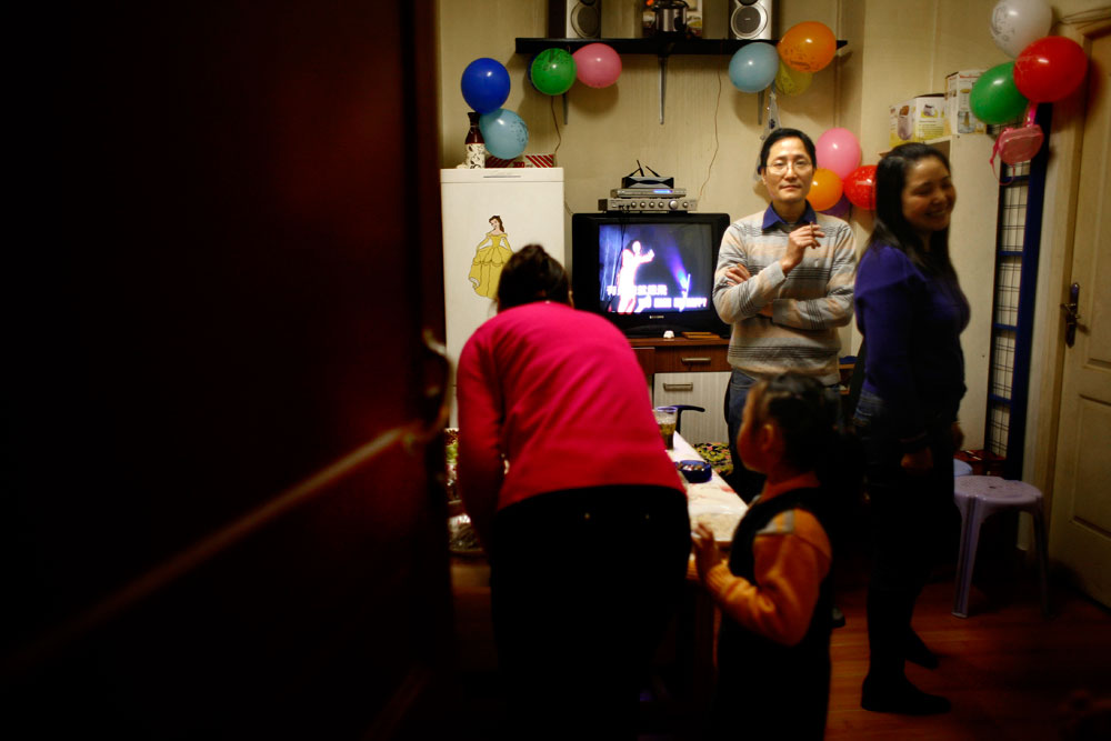 Nouvel an chinois dans la famille Chu. Karaoke, oeufs de 100 ans et alcool de riz. Dans l'immeuble, toutes les familles sont chinoises et sans papiers.