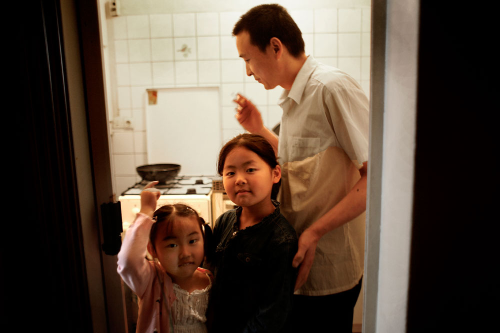 Le père de Louise travaille à la demande, au noir, dans un atelier de confection aux portes de Paris.