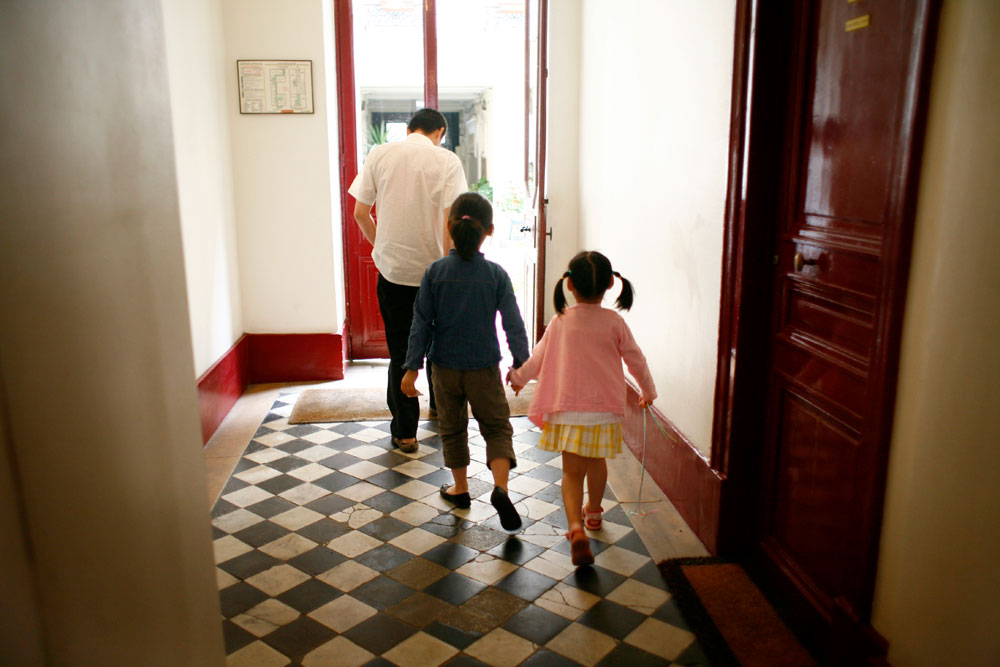 Hélène et Louise sont nées en France. Elles parlent français à l'école, mais rentrées à la maison, elles mangent, vivent, parlent chinois avec leurs parents.