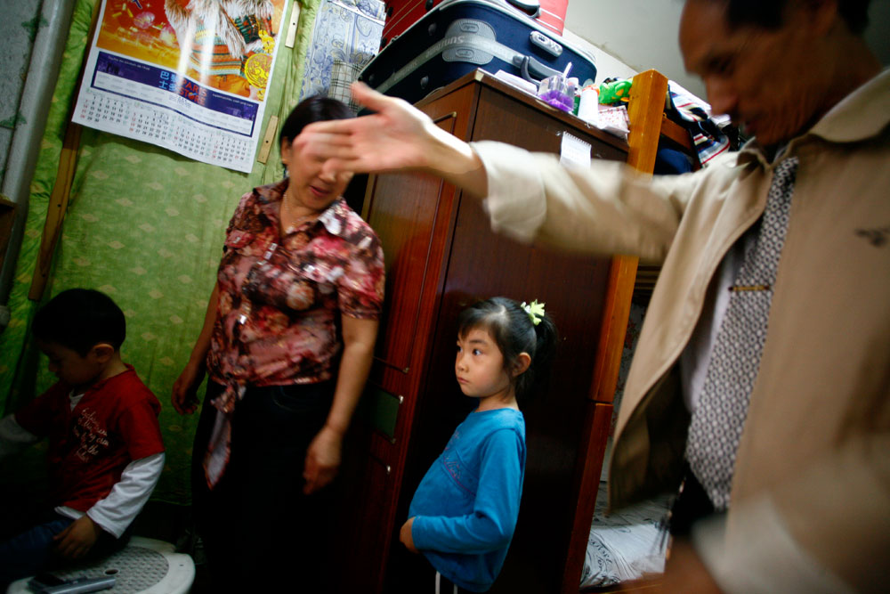 Sun Fen et son mari Zhou Xin Lou vivent dans une loge de concierge exiguë.Tous les jours,ils gardent des enfants chez eux et cuisinent des raviolis pour les restaurants du quartier. 