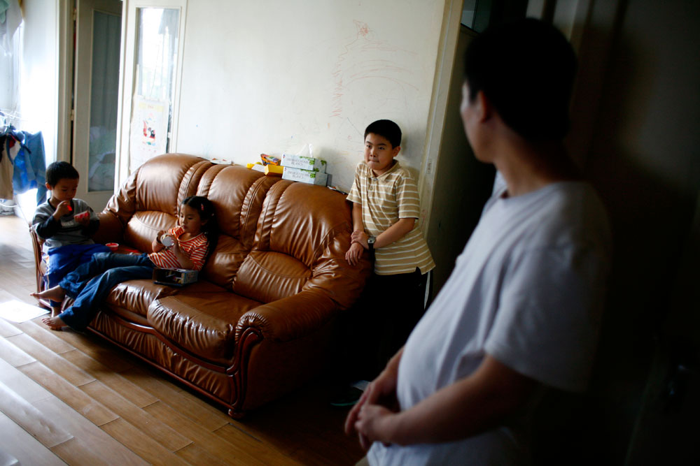 Famille Sun. Sui Wu vient de recevoir un titre de séjour. Bin Hao, Tiphanie et Marcel, ses enfants, sont nés en France.