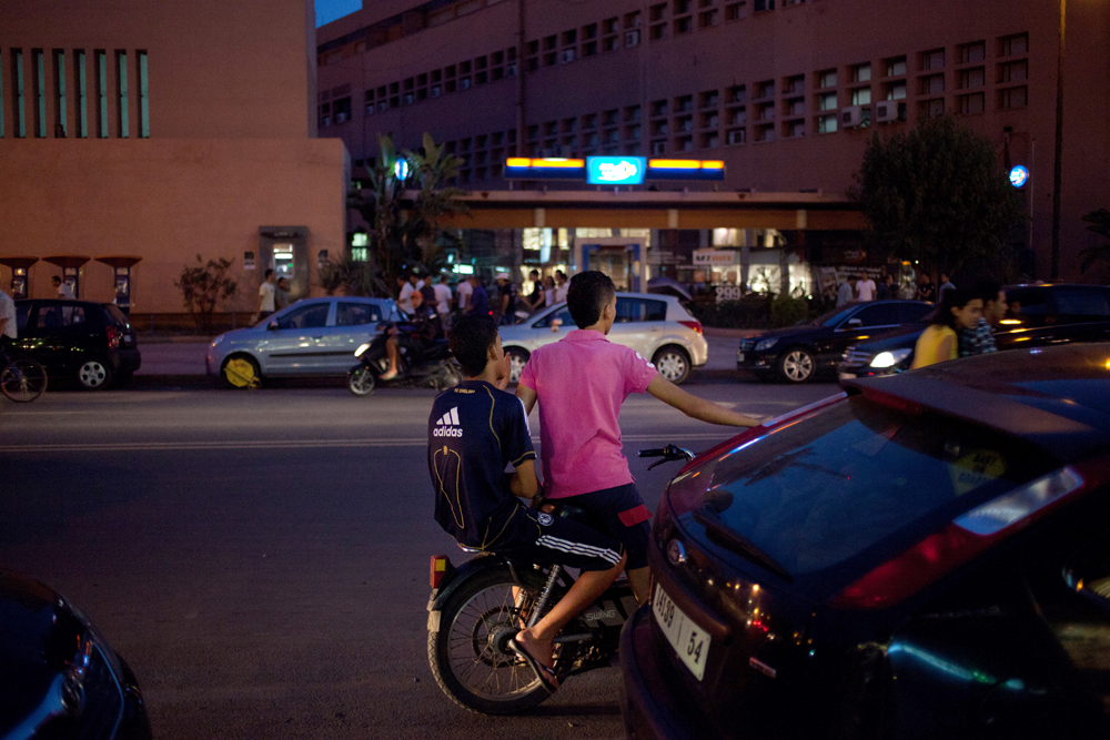 Dans le quartier Gueliz, à Marrakech, de jeunes garçons attendent des clients. La plupart du temps, des touristes.
Ce quartier est très fréquenté et connu comme étant un haut lieu de la prostitution de mineurs.