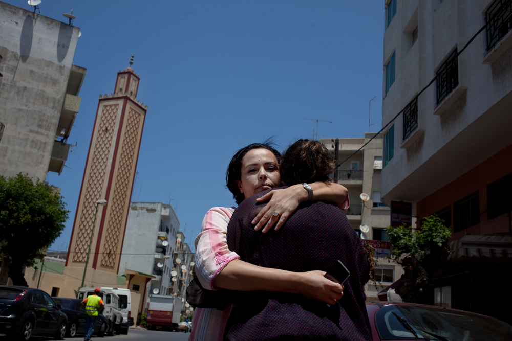 Rabat. Najat Anwar, Présidente de l'association avec des bénévoles et la mère d'une victime.