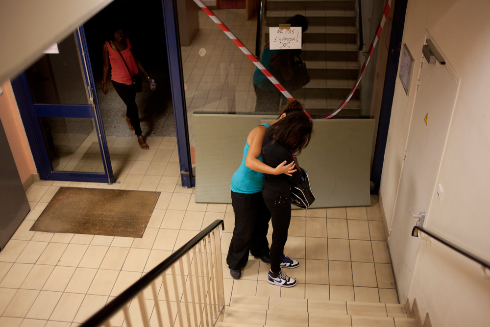 Après plusieurs jours de fugue, une jeune fille vient d'être retrouvée.
Elle va devoir affronter ses parents.