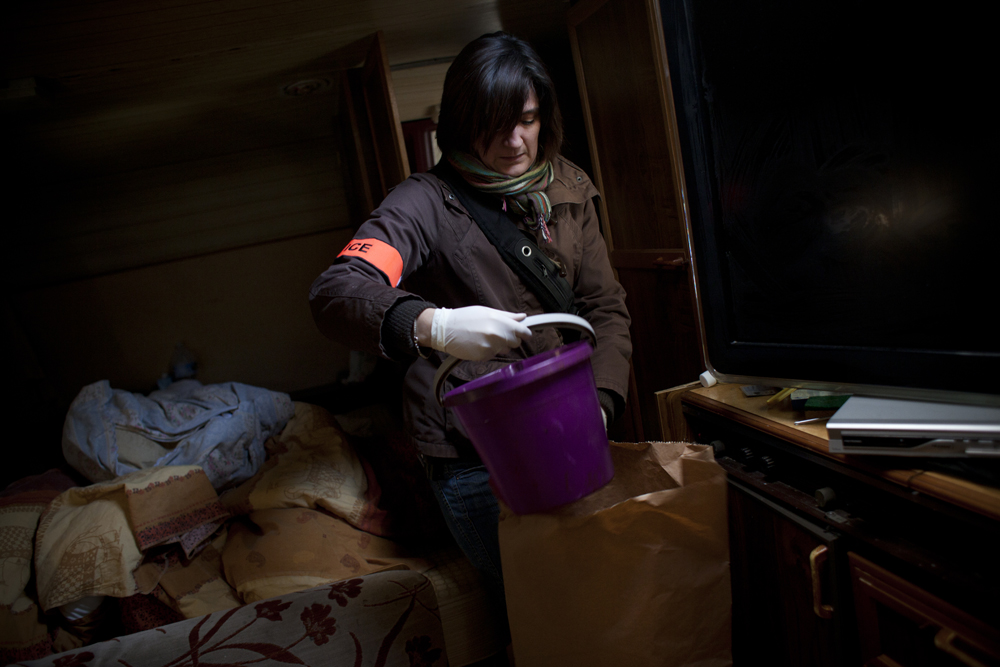 C'est dans cette caravane et dans ce seau en plastique que la mère indique avoir accouché de son bébé.