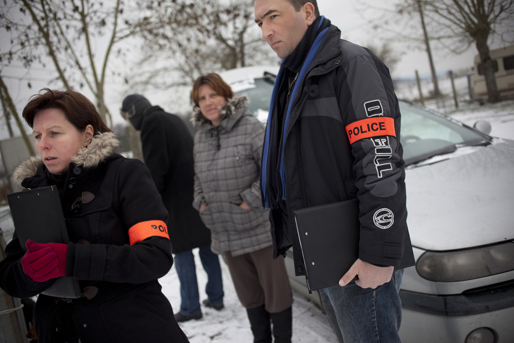 Enquête de voisinage dans un camping.