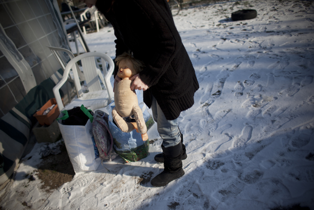 Les trois autres enfants de la famille sont gardé par des amis. On récupère leurs jouets dans la caravane.