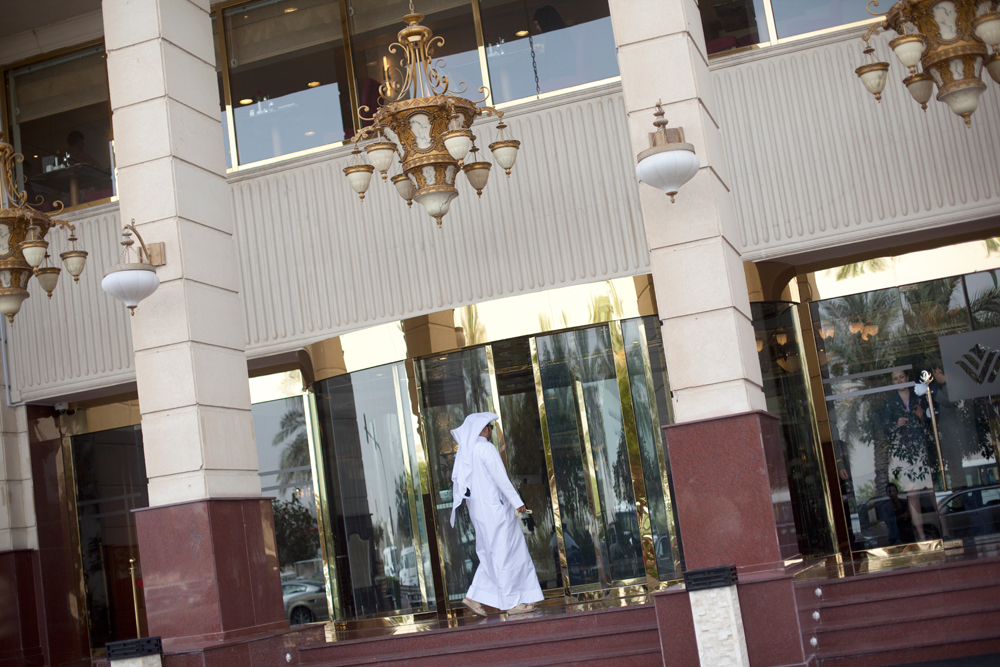 Dans le centre de Doha, les riches qataris passent leurs journées entre hôtels de luxe, gigantesques centres commerciaux et voitures climatisées.