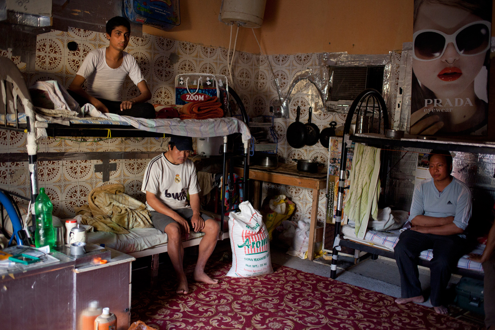 Camp Al Wakra. Ce camp se situe au milieu du désert, sans eau courante ni eau potable. Les ouvriers y vivent à 8 ou 10 par chambre.