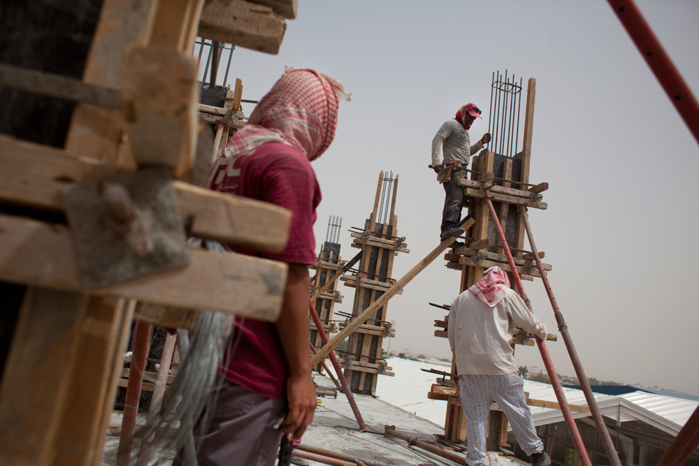 Engagés sous le système de la Kafala, les ouvriers doivent obtenir l'aval d'un kalfi (garant local) pour venir travailler au Qatar.