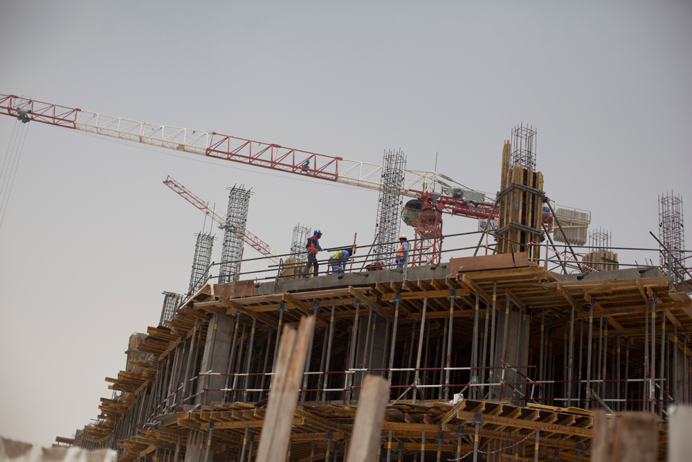 Lors des deux prochaines décennies, le Qatar a l'ambitieux projet de construire des centaines de nouvelles infrastructures et en premier lieu plusieurs stades de foot pour le mondial de 2022.