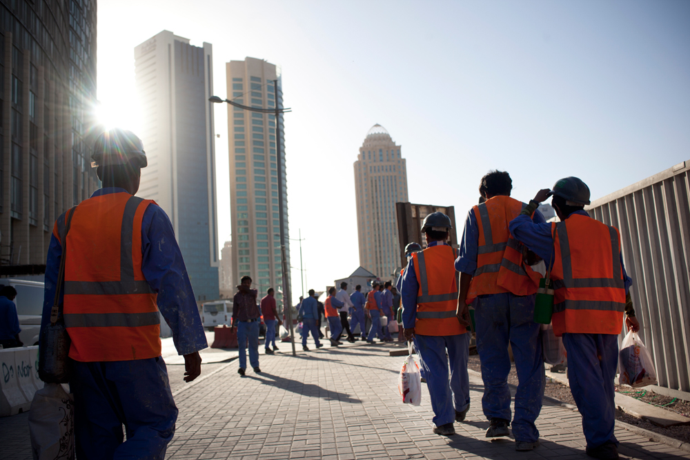 Centre de Doha, quartier de la Corniche. Les ouvriers travaillent sur les chantiers 10 et 14 heures par jours pour 800 Ã 1500 riyals (150 Ã 350 euros) par mois.