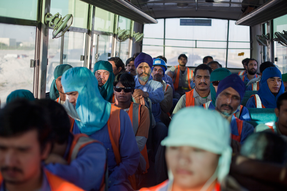 Les compagnies de construction affrètent des bus vers les chantiers du centre de Doha.