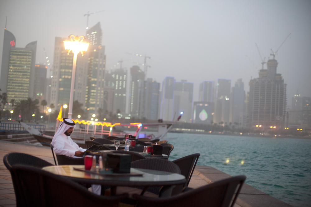 Derrière la carte postale et le skyline du quartier de La Corniche, Doha se révèle être un enfer pour les migrants, une prison à ciel ouvert.