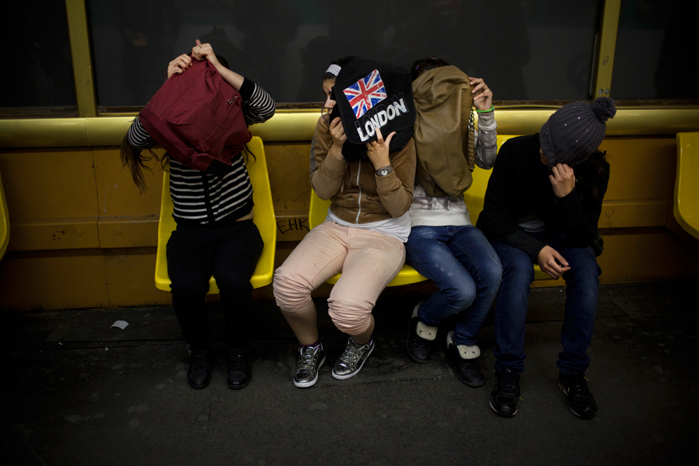 Les filles ne parlent pas. Ni d'elles, ni de leurs habitudes, ni de leur quotidien en dehors du métro.
Le silence est une arme fondamentale de ce réseau.