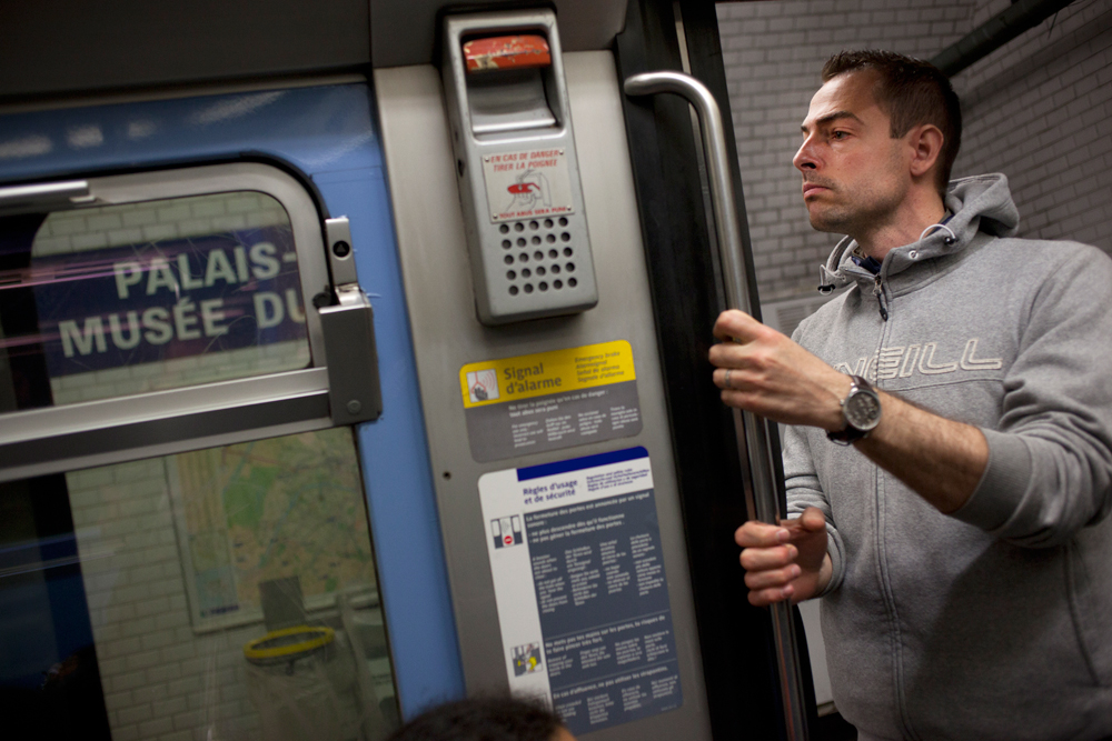 Chaque planque est une épreuve physique et morale. A chaque instant, les policiers sont aux aguets, à la recherche d'indices et de comportements inhabituels dans le métro.