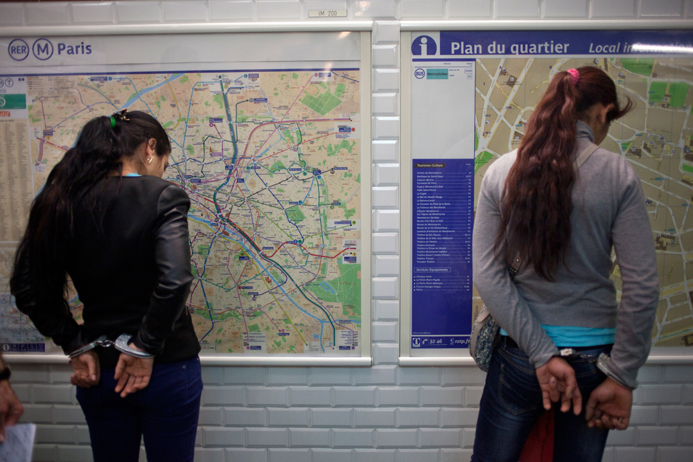 Deux jeunes filles sont arrêtées après un vol. Elles sont nouvelles sur le réseau.