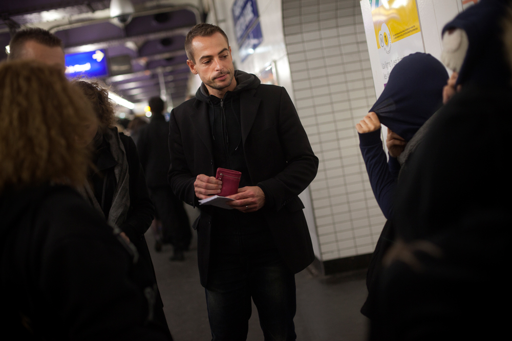 Mickael tente à chaque interpellation de parler avec les filles, pour apprendre un peu d'elles et de leurs habitudes en dehors du métro. Rares sont celles qui osent lui répondre.