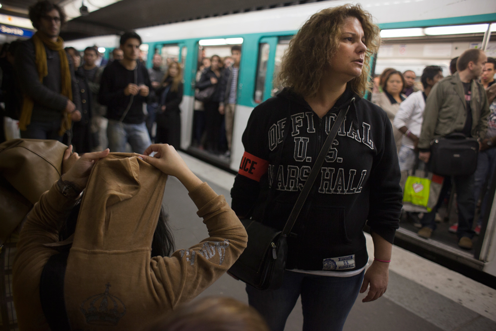 Toute la journée, la course se poursuit de rame de métro en couloirs de correspondance. Les groupes de voleuses sont toujours les mêmes.
