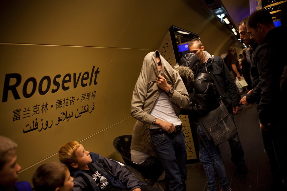 Le portefeuille volé par les pickpockets est déjà passé hors du métro.