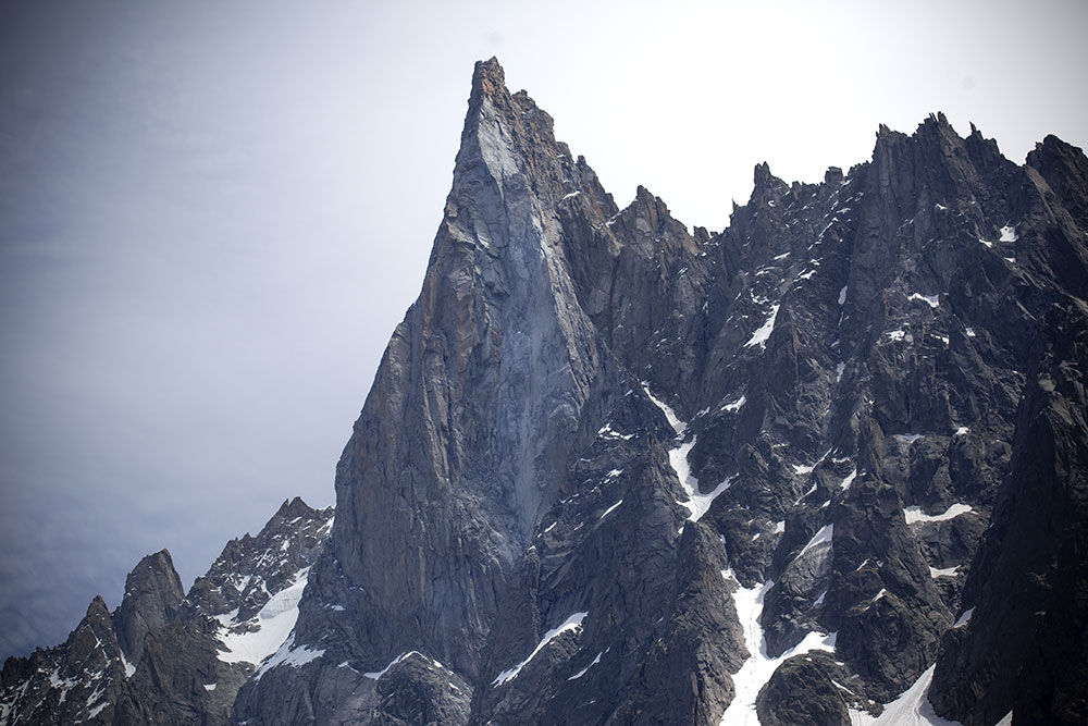 L’effondrement spectaculaire des Drus (plus de 260 000 m3) est lié au réchauffement climatique. Il illustre la fragilité des plus hauts sommets et la dégradation du permafrost.