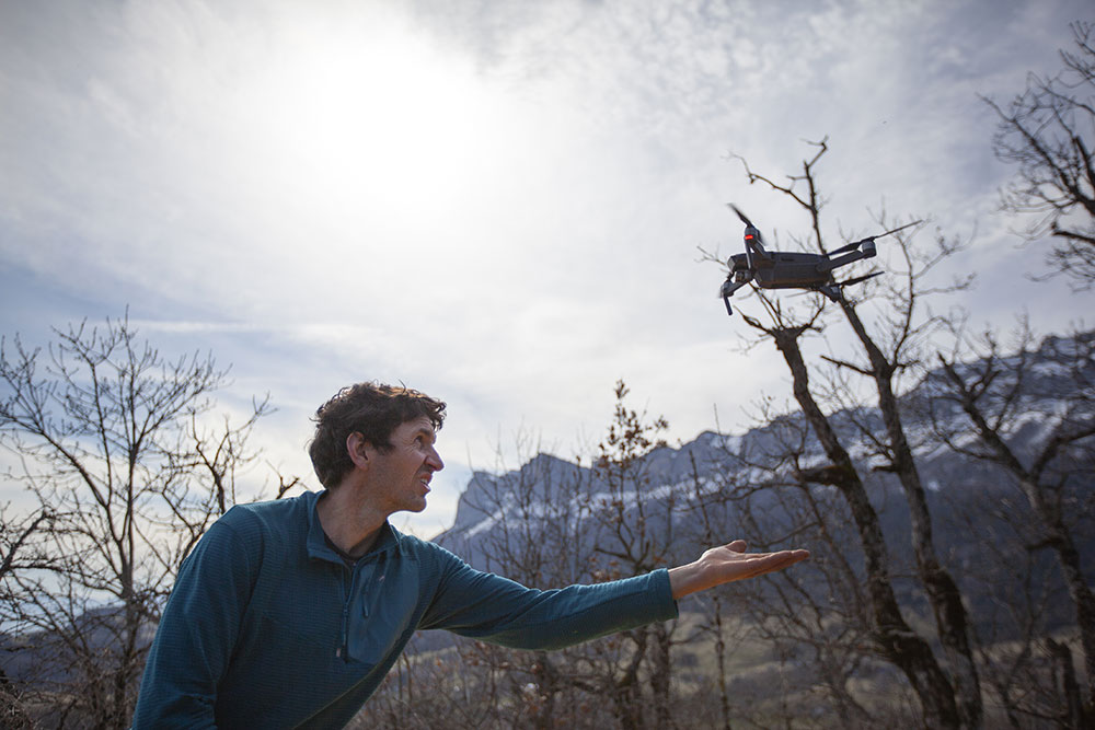 Sur le terrain, selon la situation et la dangerosité de l’éboulement, il faut soit descendre sur corde, soit utiliser un drone ou parfois prendre un hélicoptère.