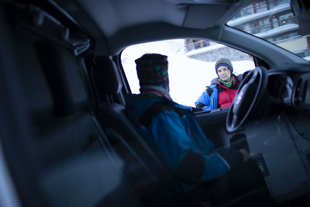 Héloïse et Lambert, à l’aube. Après plusieurs heures de route, ils arrivent à la station des Arcs. De là, ils doivent monter à 3200 mètres d’altitude, sur le glacier de l’Aiguille Rouge.