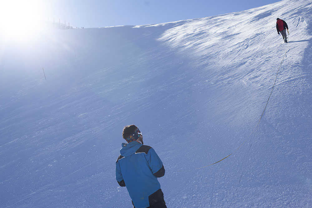 Les deux géologues mesurent le glacier.