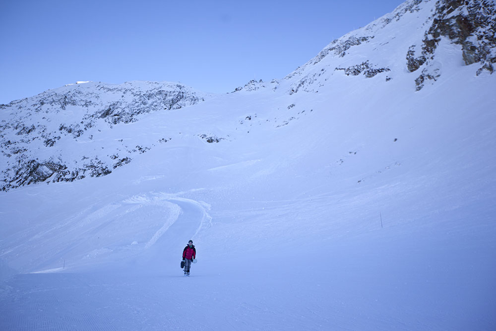 Héloîse finit sa journée de travail, au milieu du glacier. Elle porte l’ordinateur qui contient toutes les données prises depuis le matin et une antenne GPS.