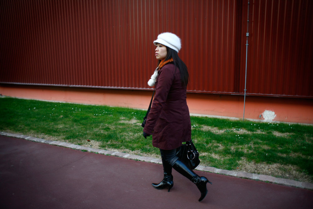 Yu Wen vit en France avec son mari et ses trois filles. Elle est arrivée en 2002 avec son mari Qi Cheng et sa fille Man Man. Depuis, elle a eu deux filles en France, Lucie et Léa.
Ils vivent dans une pièce en banlieue parisienne. Pour l'instant, aucun des deux ne travaille. Jusqu'à présent, le couple travaillait dans un atelier de confection.