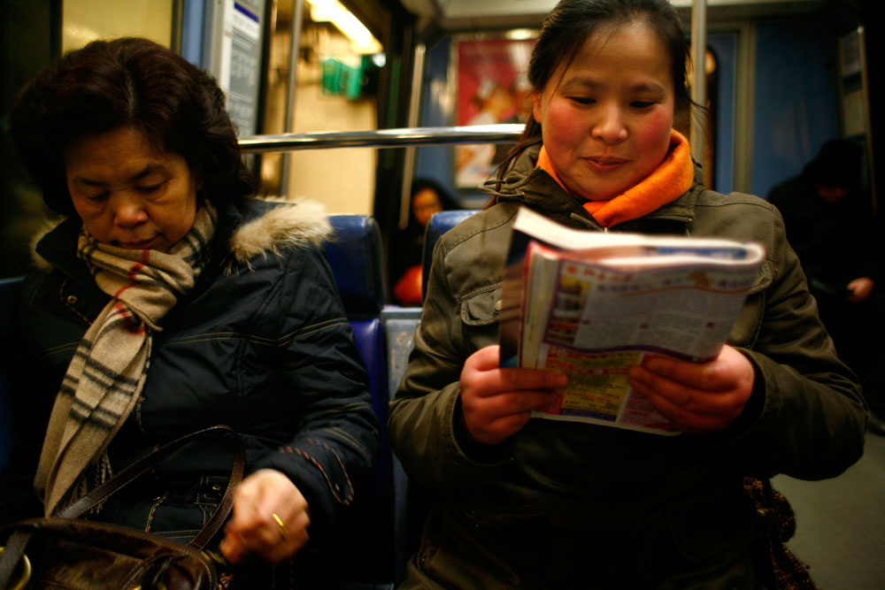 Guo Lian Zhou est arrivée de Shanghai en mai 2000. Elle a laisse sa fille en Chine et vit aujourd'hui dans un logement en banlieue. Elle travaille chez elle et coud des vêtements pour de grandes marques françaises, par l'intermédiaire d'un patron chinois propriétaire d'un grand atelier de confection. Elle est payée entre 1,50 et 3 euros la pièce.