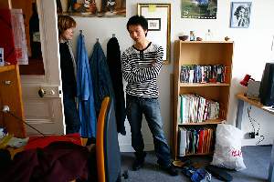 Zheng Zhou a 17 ans. Il est lycÃ©en et trÃ¨s bon Ã©lÃ¨ve. Sans papiers, il est parrainÃ© par ses voisins de palier et par le rÃ©seau RESF. 
