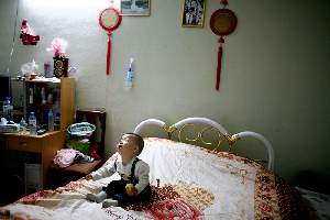Xiao Fei pose son fils Stephane sur le lit. Elle part Ã  la cuisine. ForcÃ©ment, il se met Ã  pleurer.