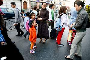 Sortie d'Ã©cole rue Rampal. Dong Mei est divorcÃ©e. Son ex mari vit en Chine avec son fil ainÃ©.