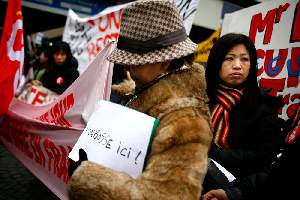 Pan Qicheng manifeste pour les droits des sans papiers.