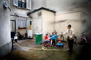 Dans cet immeuble, toutes les familles sont chinoises et vivent comme dans des hutongs. On s'entraide pour garder les enfants, pour trouver du travail. Xin attend des papiers et aussi un logement. Il est diabétique.