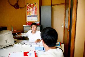Vincent aide les sans papiers chinois pour leurs dÃ©marches administratives. Les rÃ©seaux d'entraide sont nombreux dans le quartier.