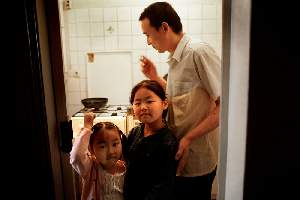 Le père de Louise travaille à la demande, au noir, dans un atelier de confection aux portes de Paris.