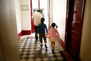 HÃ©lÃ¨ne et Louise sont nÃ©es en France. Elles parlent franÃ§ais Ã  l'Ã©cole, mais rentrÃ©es Ã  la maison, elles mangent, vivent, parlent chinois avec leurs parents.