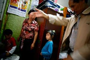 Sun Fen et son mari Zhou Xin Lou vivent dans une loge de concierge exiguë.Tous les jours,ils gardent des enfants chez eux et cuisinent des raviolis pour les restaurants du quartier. 