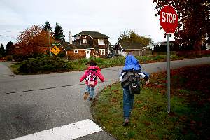 Tous les matins, les enfants partent à l'école avec le bus scolaire. Le nouveau rythme est vite intégré, mais la famille leur manque.