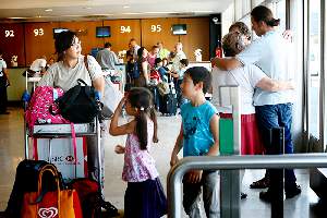 Le jour du départ, toute la famille - parents, grands parents, frères, soeurs et amis - se retrouvent à l'aéroport.
La mère de Yoann a préparé des sandwichs au saucisson et du raisin pour les enfants. La mère de Chhor-Huy des pains au poulet et à la coriandre et des litchis.