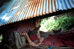 Inanga a 56 ans. 
Sa famille vit au milieu de la jungle et a dÃ©cidÃ© de l'enchaÃ®ner  il y a  5 ans, Ã  cause de ses crises de dÃ©mence.
